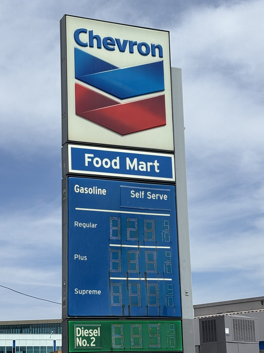 urcommiemommie's tweet image. Today in Los Angeles, CA #wtf