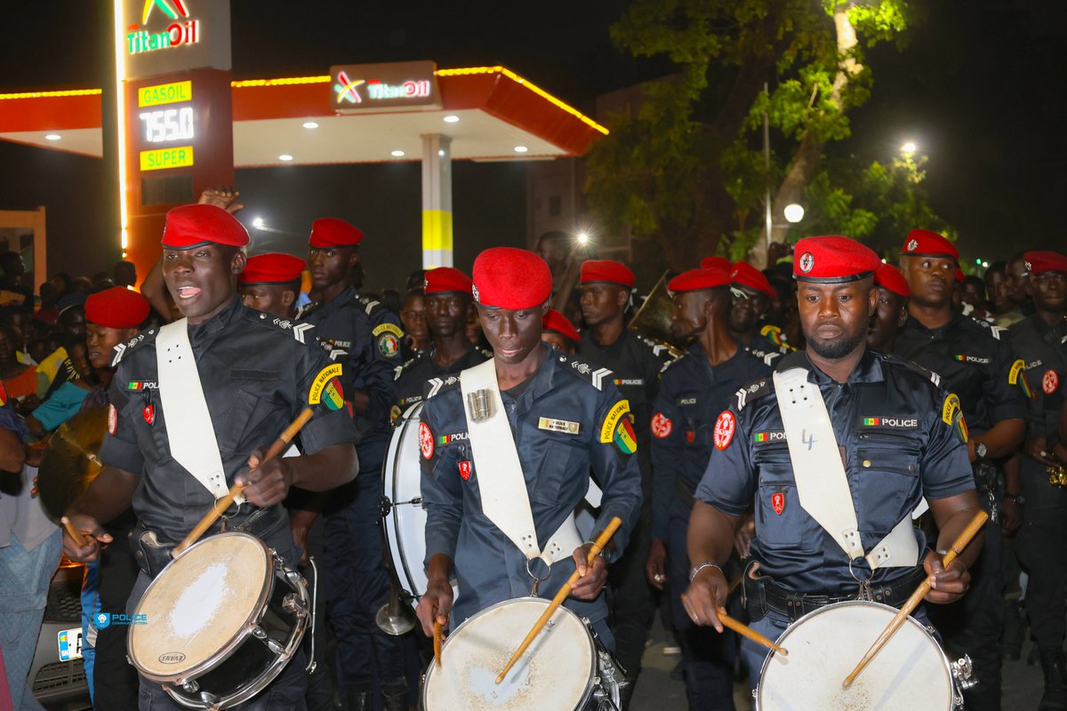 PoliceNationSN's tweet photo. #RoadToIndependanceDAY
La Police nationale présente à la cérémonie de retraite aux Flambeaux, à la veille de 66èlme anniversaire de l’Indépendance du Sénégal.
#Senegal #Kebetu #PoliceSN #SunuPolice https://t.co/XlXbdSBd6C