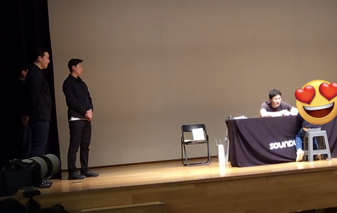 260404 사운드 팬싸 
찐 애기무즈가 왔는데 승여니 테이블에 기대듯 아기 무즈랑 이야기하고 가드분도 원래는 바로 옆에 서계시는데 아기라고 위압감없이 멀리 서계시는거..너무 따숩다
#WOODZ #우즈 #조승연