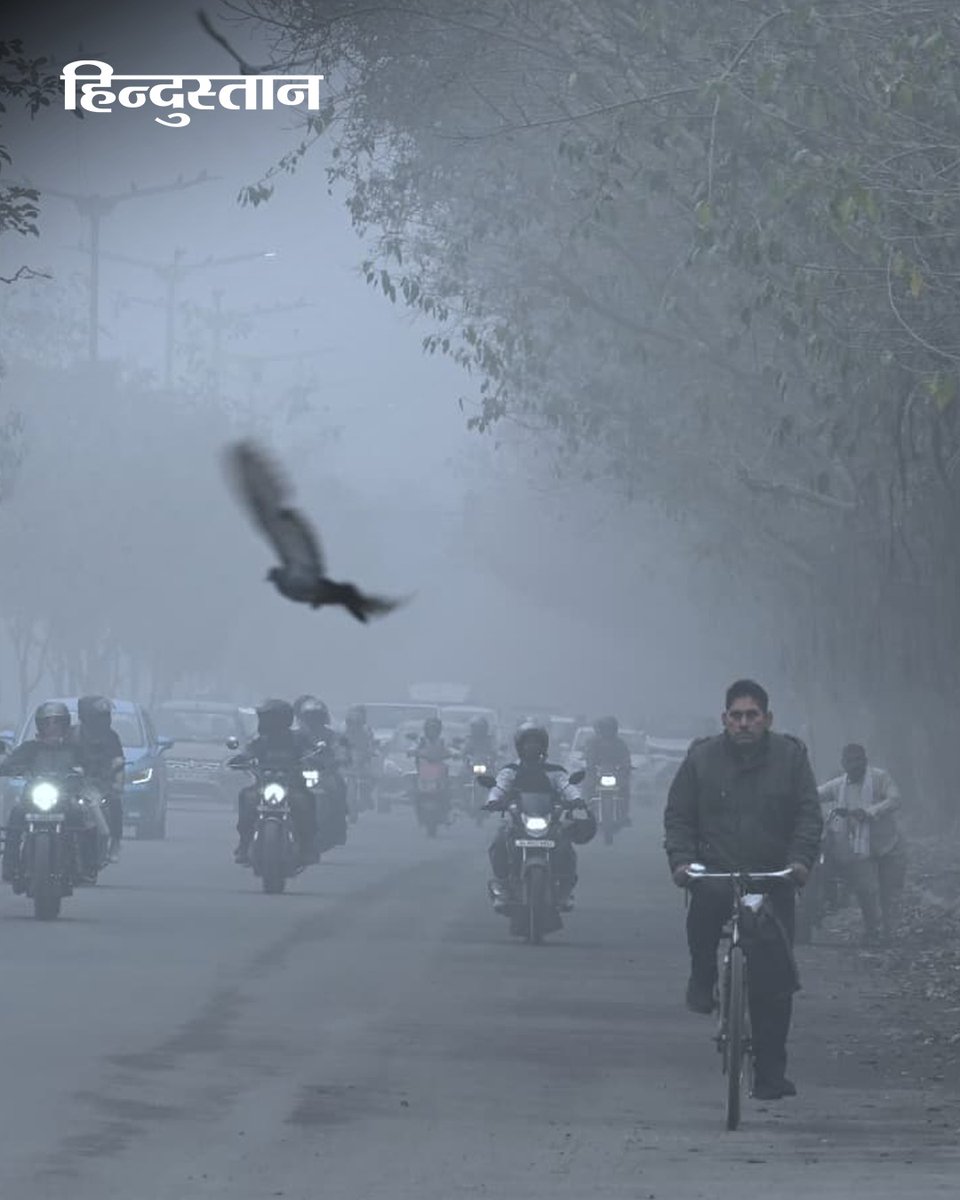 Live_Hindustan's tweet image. #InPics | शनिवार सुबह दिल्ली में घना कोहरा और धुंध छाई रही, जिसके चलते दृश्यता पर असर पड़ा और जनजीवन भी प्रभावित होता नजर आया। 

Photo By Vipin Kumar 

#DelhiWeather #FogAlert #DelhiFog 

देश-दुनिया की खबरें पढ़ने के लिए अभी डाउनलोड करें 'Hindustan App'