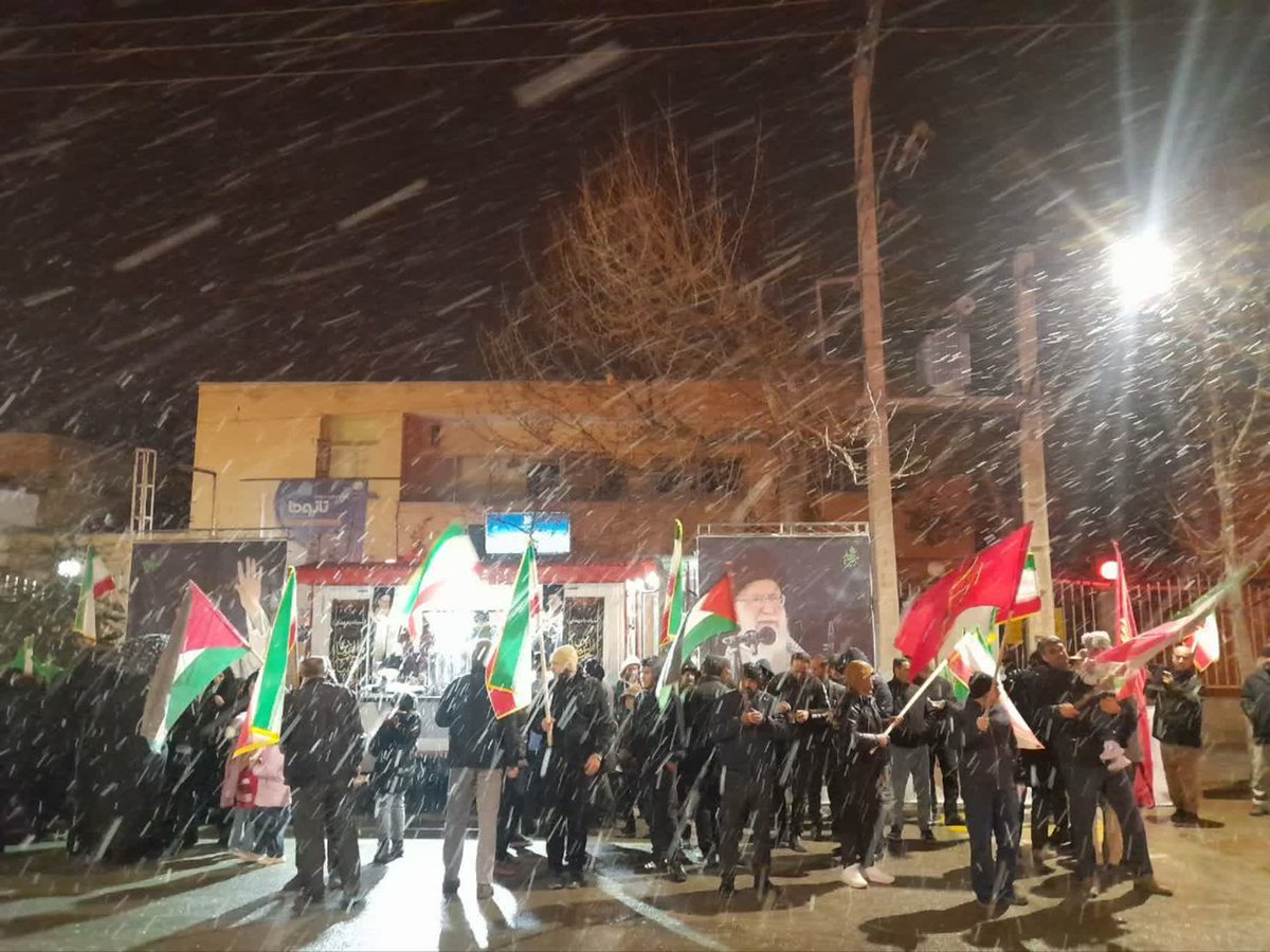 مردمی داریم به همین اندازه پای کار،
سرمای زیر صفر 
هم جلودارمون نیست
 #تا_پای_جان_برای_ایران
#میهن_سرافراز
