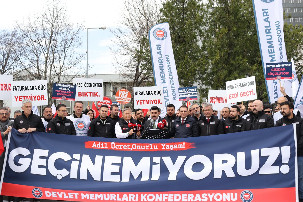 Kamubiz_com's tweet photo. "MEMURLARIN %80'İ GEÇİNEMİYOR"

✔️ %30 refah payı verilmeli
✔️ 3600 ek gösterge hayata geçirilmeli
✔️ Bayram ikramiyesi maaş tutarında olmalı
✔️Seyyanen zamların emekliliğe yansıtılmalı

Osman Kaya
Devlet Memurları Konfederasyonu
Genel Başkanı https://t.co/S6tvwV0pKm