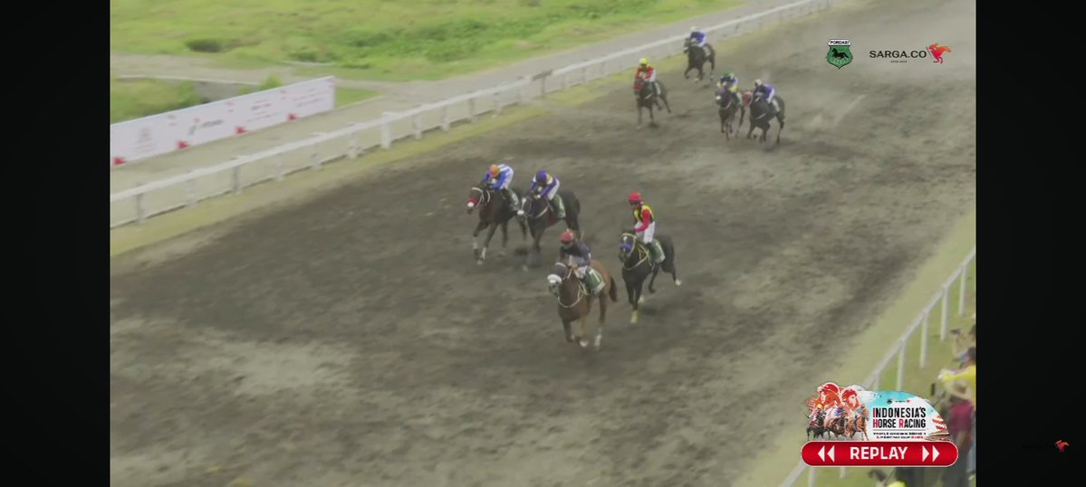 Careless riding... please steward... valentino wongkar with kartika mening is cutting the lane in the last spurt... this is must be considered as an ilegal moves... but steward still looking for it