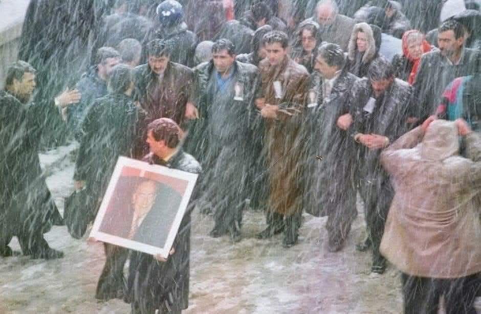 HSunar43's tweet photo. Yandı yürekler yandı, yağan kar ile sönmez.
Milyonlar bir ağızdan diyor, Başbuğlar ölmez.
    Türk İslam felsefesinin, Türkçülüğün ve Turancılığın Lideri, Başbuğ Alpaslan Türkeş'i vefatının yıl dönümünde saygı, minnet ve rahmetle anıyorum. 
       Ruhu şad, mekanı cennet olsun. https://t.co/NklBntSy7y