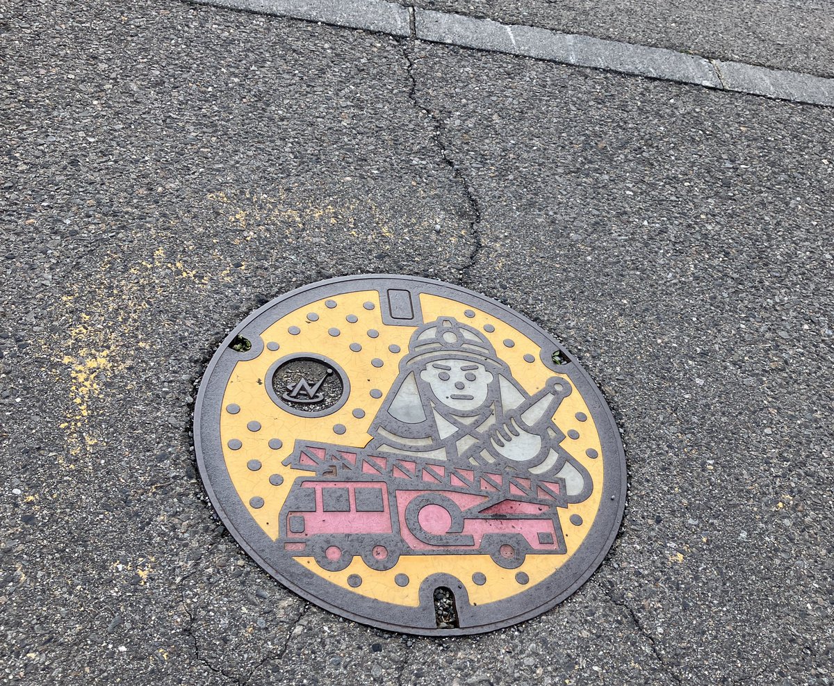 hasibiro6's tweet photo. #マンホール #那須塩原市
那須塩原市の西三島交差点で見つけた。
消防士と消防車がデザインされた
マンホールの蓋。
このNのマークは���須塩原市の市章。 https://t.co/vsHIddSe2z