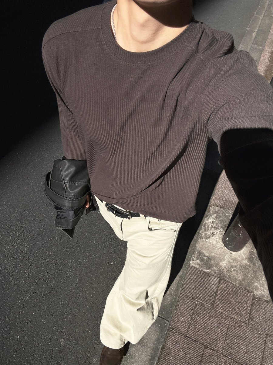 RURU_WooStore's tweet photo. リブTで垢抜けるコツ

・サイズはピタすぎない
・首元は少し開きあるタイプ
・パンツはワイドでバランス取る

これで一気に韓国っぽくなる。 https://t.co/35sAcniJnl