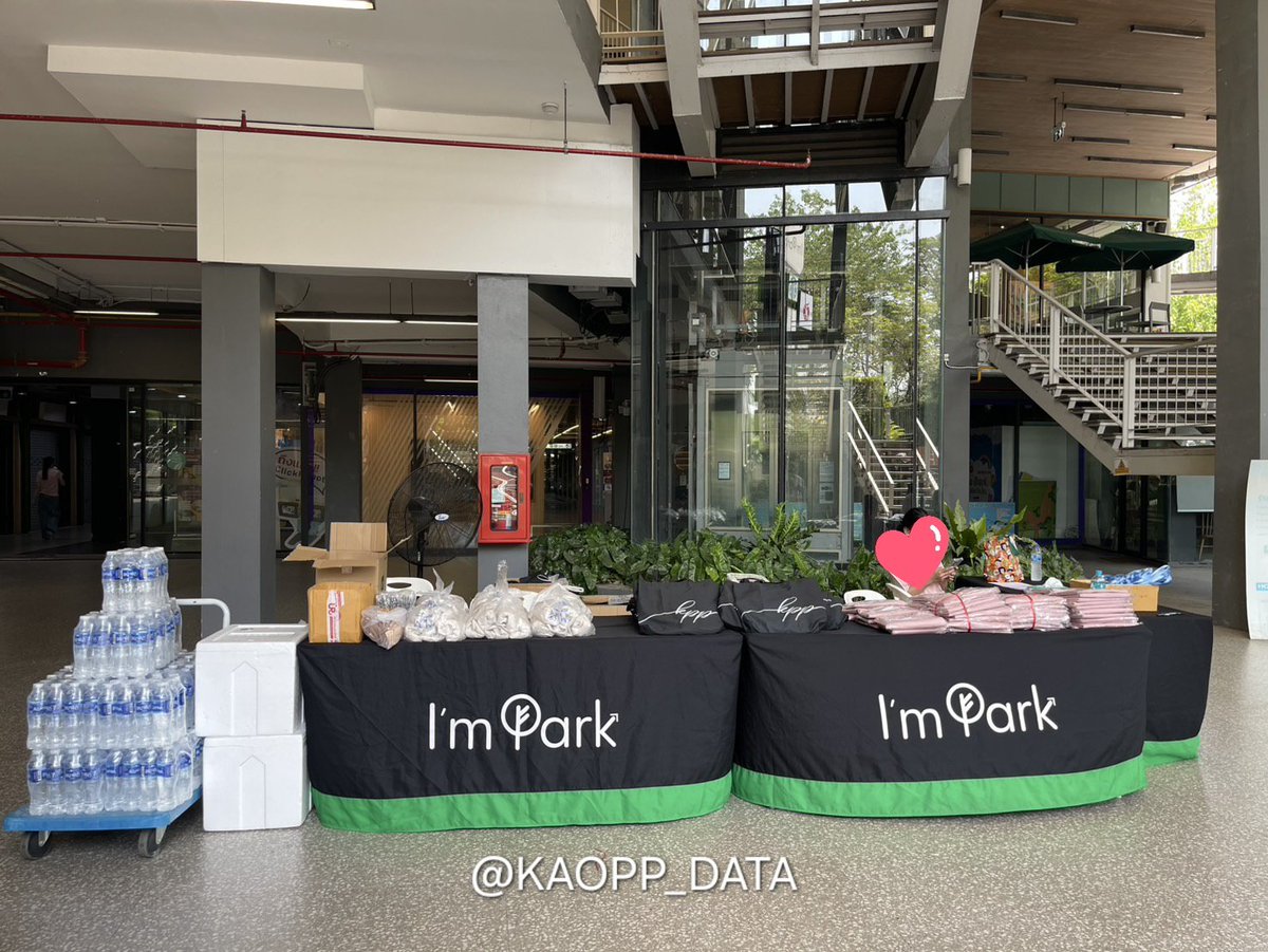 kaoppxData's tweet photo. ตอนนี้สถานที่ลงทะเบียนที่ I'm park ได้ถูก set up รอทุกท่านแล้วนะคะ 🎉

📍 เวลาลงทะเบียน
• เริ่มลงทะเบียน 14.00 - 16.00 น.

📍I'm park (แอมพาร์ค จุฬา)
• ลานโล่งหน้าสตาบัค

รถสองแถวจะจอดรับ-ส่งทุกท่านที่ลานจอดรถสวนหลวงสแควร์ อาจจะรบกวนทุกท่าน เดินต่ออีกประมาน 100 เมตรค่ะ

🚌 รอบรถรับส่ง
ลานจอดสวนหลวงสแควร์ - แอมพาร์คจุฬา รถออกทุก 15 นาที
14.00
14.15
14.30
14.45
15.00
15.15
15.30
15.45

แอมพาร์คจุฬาฯ - ลานจอดสวนหลวงสแควร์ (ทยอยรับกลับรถเต็มออกทันที)
16.00-17.30 น.

🙏 ขอขอบคุณ I’m Park สำหรับการอำนวยความสะดวกด้านสถานที่ โต๊ะ เก้าอี้ และพื้นที่เก็บของนะคะ

🙏 ขอขอบคุณคุณแก้ว (@kaew_ntd) สำหรับการประสานงานพื้นที่และสนับสนุนทีมแอดมินค่ะ

🙏 และขอขอบคุณแม่ตู่ (@PPhummirat36616) สำหรับการสนับสนุนรถรับ-ส่งเพื่ออำนวยความสะดวกให้ทุกท่านค่ะ