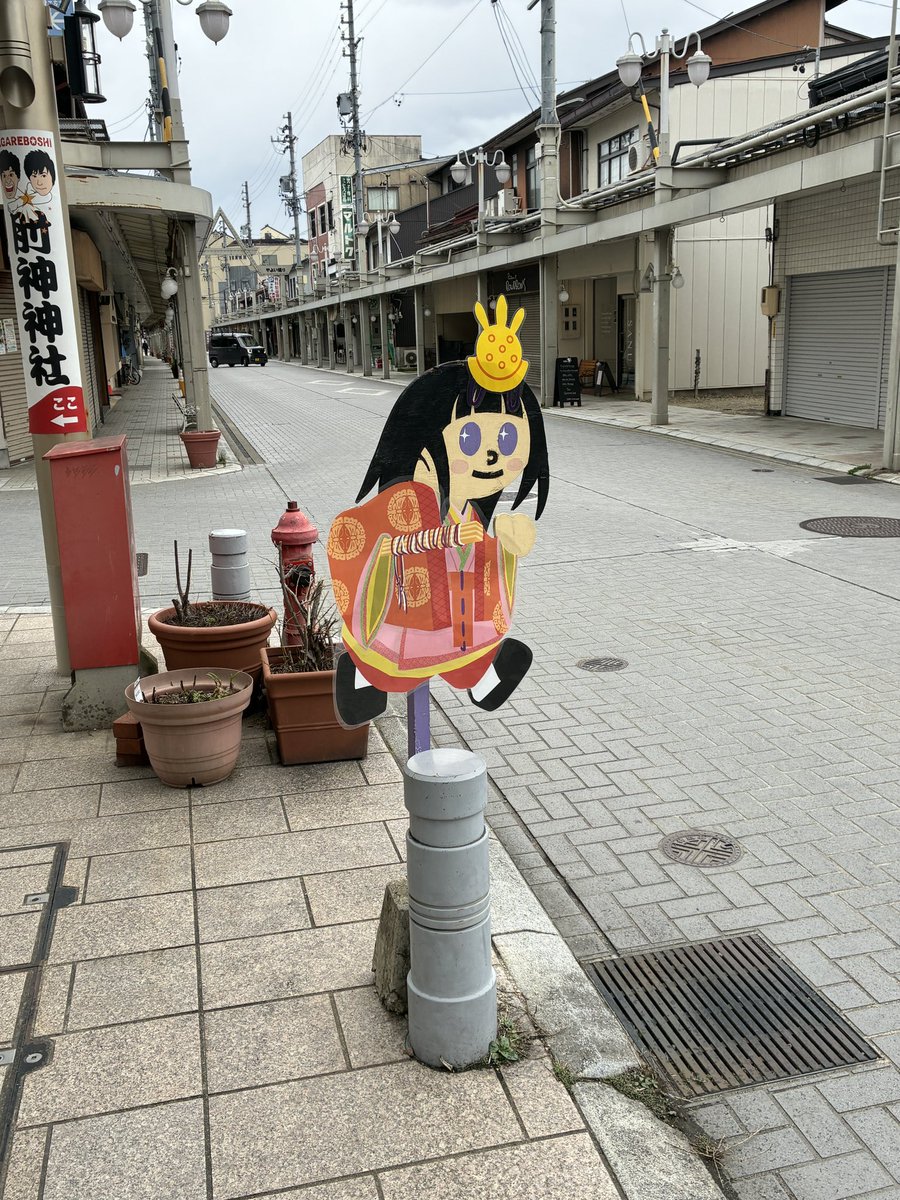 wasica53's tweet photo. 氷菓を見た時は高校1年生、いまはもう30手前

オープニングで映っていた朝市の階段横に橋がかかっていたり、バレンタインの橋は工事中だったりしてて月日を感じます

アニメ放送から14年経ってるし、アニメの世界線なら古典部のみんなも30歳くらいかなぁとしみじみ

＃氷菓 https://t.co/V9nXhdZaI3