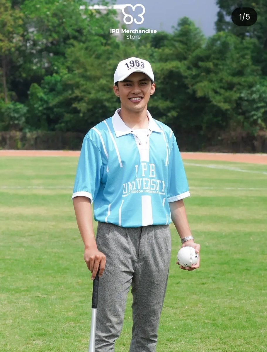 Punten <a href="/ipbofficial/">IPB</a> buat merchandise jerseynya bisa lirik dari apparel ini. Soalnya pas itu lihat jerseynya di store kurang menarik desainnya 🥲