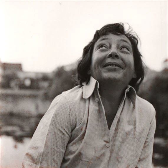 MastVlas's tweet photo. Pablo Volta, 
Marguerite Duras, 1960 ca.

La solitudine significa anche: o la morte o il libro. Ma innanzitutto significa alcol.

Marguerite Germaine Marie Donnadieu, 
Marguerite Duras, 04.04.1914.

#margueriteduras #lamant #ladouleur  #prixgoncourt #premiogoncourt https://t.co/ppg4GIqQsS