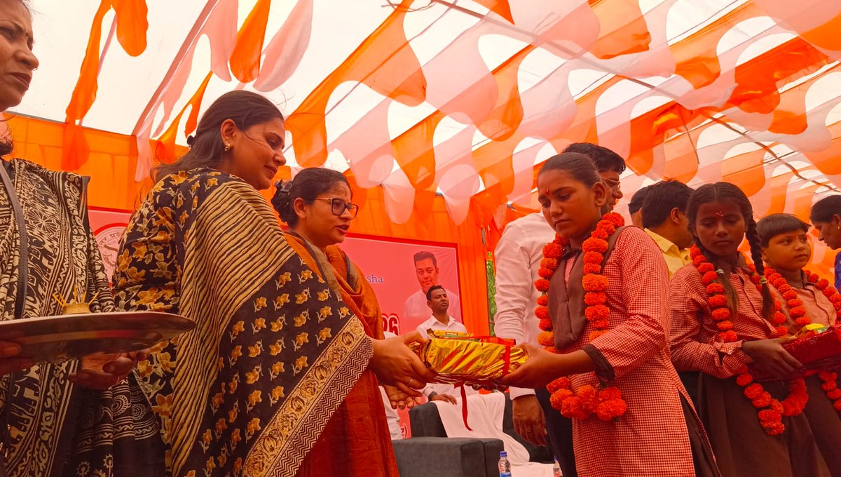 पी.एम. श्री कम्पोजिट विद्यालय हारीपुर गोण्डा में आयोजित जनपद स्तरीय "स्कूल चलो अभियान" कार्यक्रम-2026 में छात्र-छात्राओं को पुस्तक वितरित किया गया।
#स्कूल_चलो_अभियान