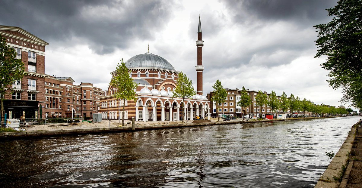 Wat hebben de #links '#progressieve' #grachtengordel-stemmers en #moslims met elkaar gemeen: ze eisen dat ANDEREN dingen anders doen (maar doen dat zelf niet) en als er iets negatiefs gebeurt of overkomt, ligt het altijd aan ANDEREN (en zelfreflectie kennen ze niet) !!!