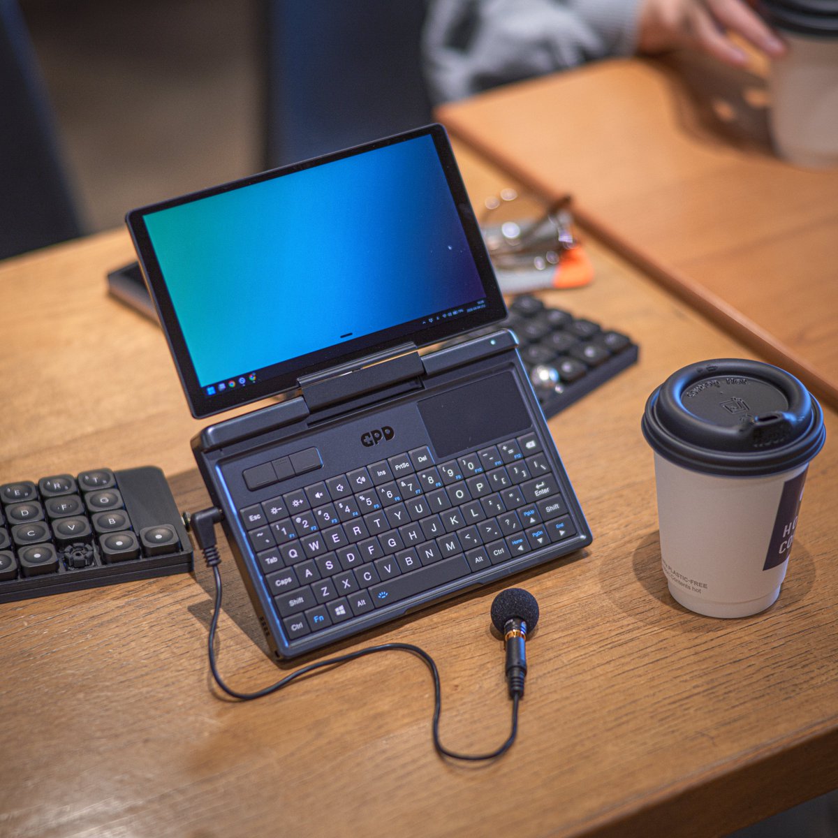 rshosai's tweet image. AI音声入力・実質無音エディション。

隣に他人がいても迷惑かけずに音声入力できる。
マイクを口元に寄せて、超コショコショ内緒話で最高精度入力や。

マイクはイロイロ試した結果EIM-009に着地。GPD MicroPC2との極小スタイルにジャストフィット！