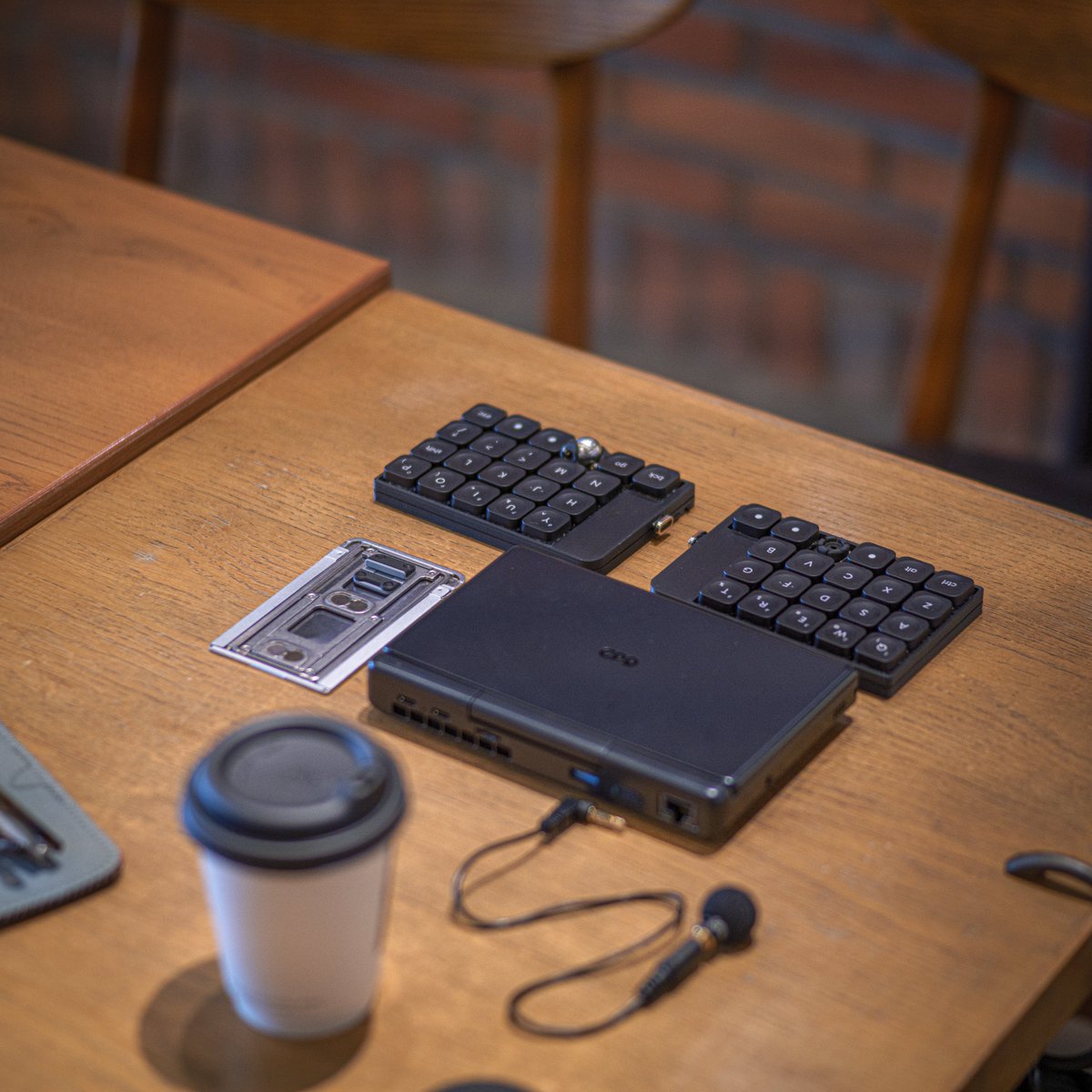 rshosai's tweet image. AI音声入力・実質無音エディション。

隣に他人がいても迷惑かけずに音声入力できる。
マイクを口元に寄せて、超コショコショ内緒話で最高精度入力や。

マイクはイロイロ試した結果EIM-009に着地。GPD MicroPC2との極小スタイルにジャストフィット！