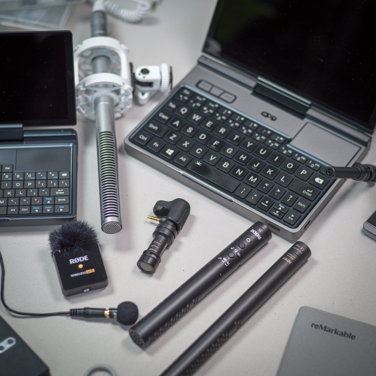 rshosai's tweet image. AI音声入力・実質無音エディション。

隣に他人がいても迷惑かけずに音声入力できる。
マイクを口元に寄せて、超コショコショ内緒話で最高精度入力や。

マイクはイロイロ試した結果EIM-009に着地。GPD MicroPC2との極小スタイルにジャストフィット！