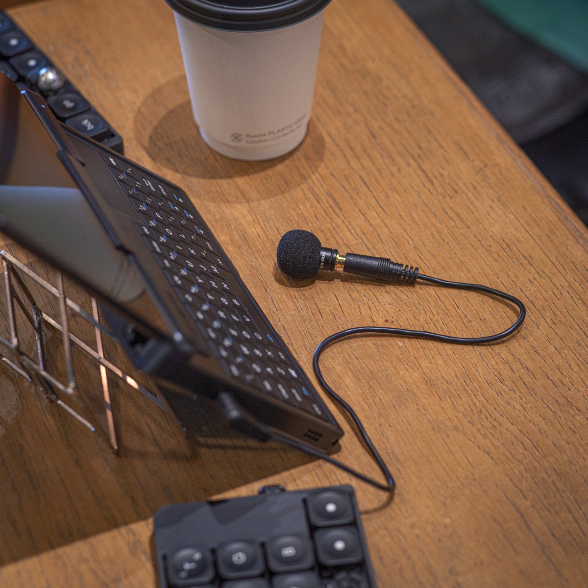 rshosai's tweet image. AI音声入力・実質無音エディション。

隣に他人がいても迷惑かけずに音声入力できる。
マイクを口元に寄せて、超コショコショ内緒話で最高精度入力や。

マイクはイロイロ試した結果EIM-009に着地。GPD MicroPC2との極小スタイルにジャストフィット！