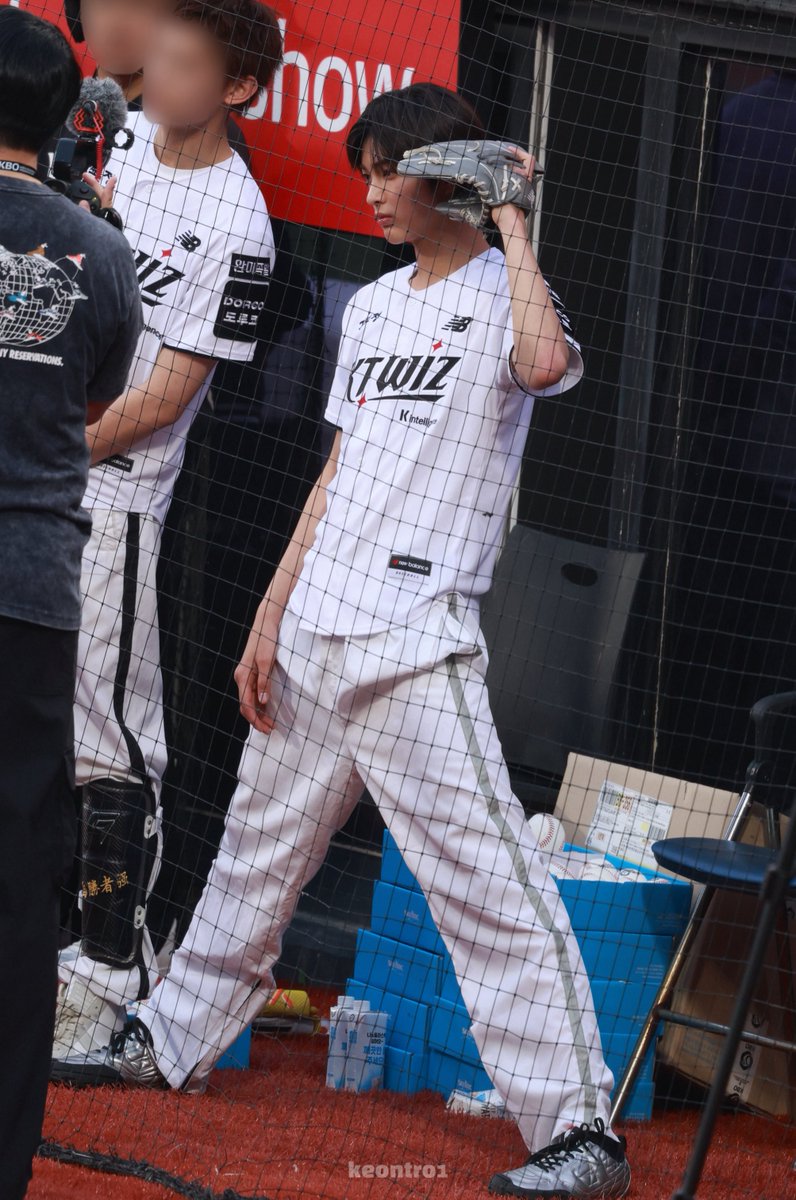 keontro1's tweet photo. 260403 건호 KT WIZ 시구
#코르티스 #건호 #CORTIS #KEONHO https://t.co/Np5SkgKelb