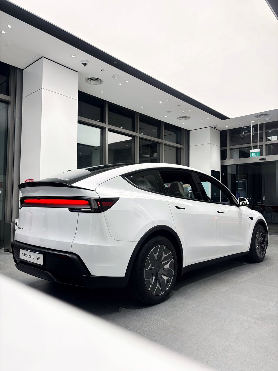 Tesla Singapore tweet media