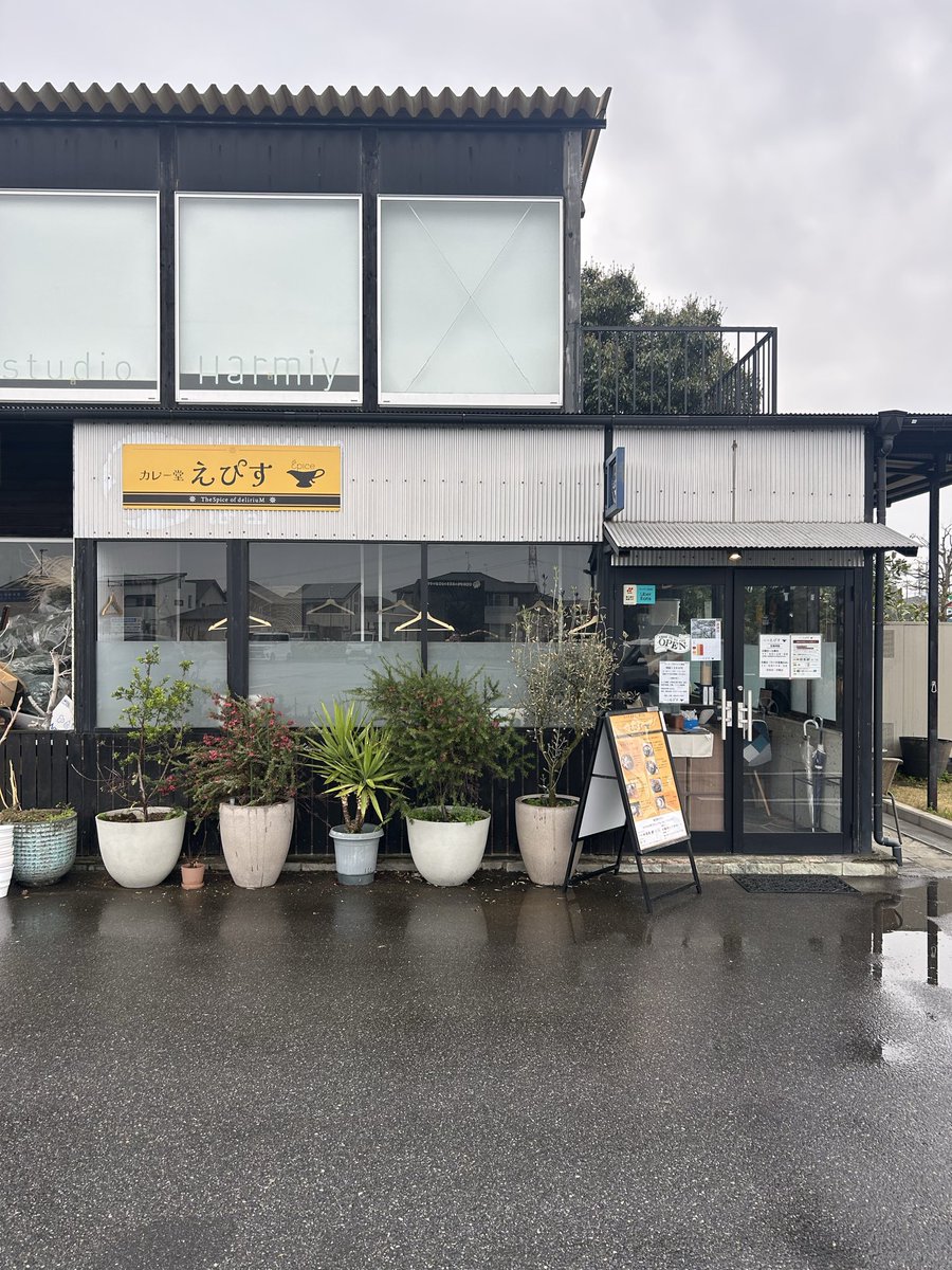 maukei3's tweet photo. 守谷のえぴすでケララ風チキンカレー、マドラス風キーマカレーとポークビンダルーのあいがけカレー。スパイスが効いていて美味。
#守谷　#エピス　#カレー https://t.co/LFCeut7mJe