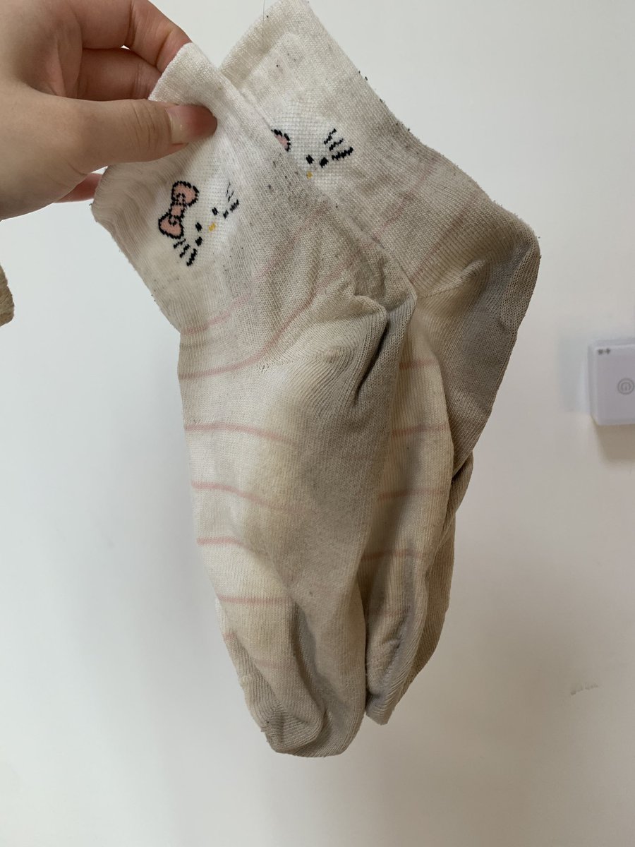 BaiZhi_419's tweet photo. 穿了半个月的棉袜刚脱下，酸臭味混着汗渍发酵后的黏腻闷臭味，新鲜现货 味道超重口，想要的私信我 福利价带走🤭🖕#棉袜臭脚 #汗臭味 #脚泥 #脚踩食物 #原味 #脚汗 #丝袜  #白袜 #恋足 #脚踩面包 #重口味 #恋臭 #黄金面包 #酸臭 #脚指甲 https://t.co/f8M8PvCi1f