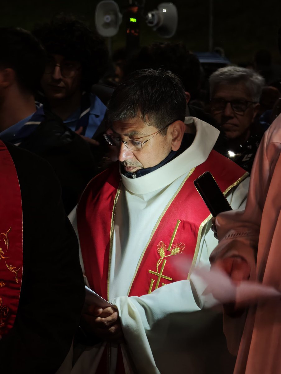 “Amare silenziosamente, nascostamente, senza mettere la firma personale di proprietà, quasi senza farsene accorgere, senza dirlo neppure a se stessi, lasciandosi cancellare dal tempo… Questo sì che è morire!” (Omelia S. Ecc. Mons. Checchinato - S. Messa Crismale 2026)