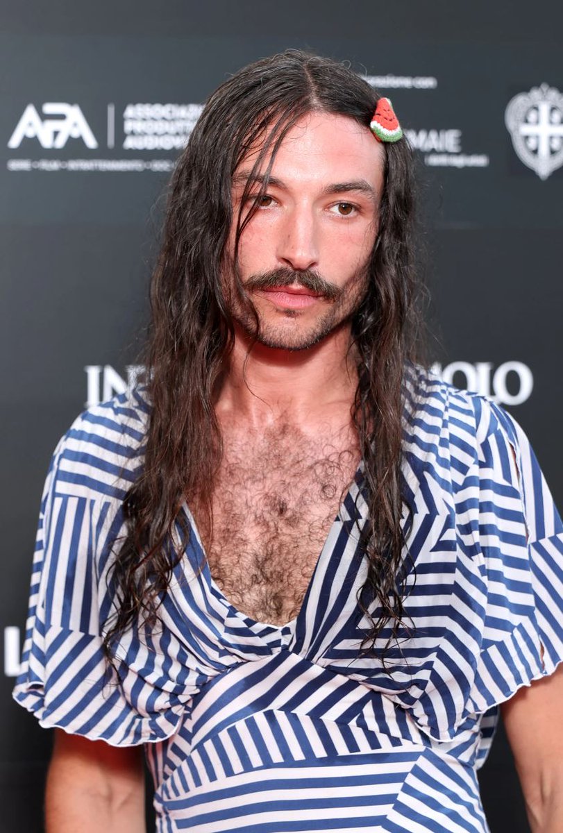 Ezra Miller se diz de "identidade de gênero neutro-progressista-evolucionista", ainda bem que ele explicou!