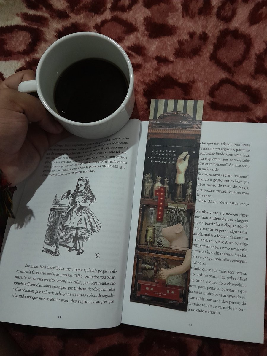 GUARINIARAM's tweet photo. Eu meio que sou feito de café nas madrugadas enquanto leio livros e escuto konai https://t.co/gIAyuS4Tnn