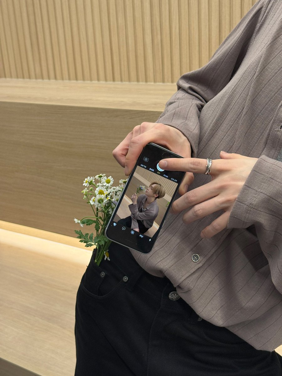 260404 plus chat💜 #아르노

♡꒰ა ALLYZ 낭만 DAY ໒꒱♡ 
🗓️ 4th APR - 벚꽃 보러가서 떨어지는 잎 4장 잡아서 #알디원4랑해 태그해서 올리기🌸