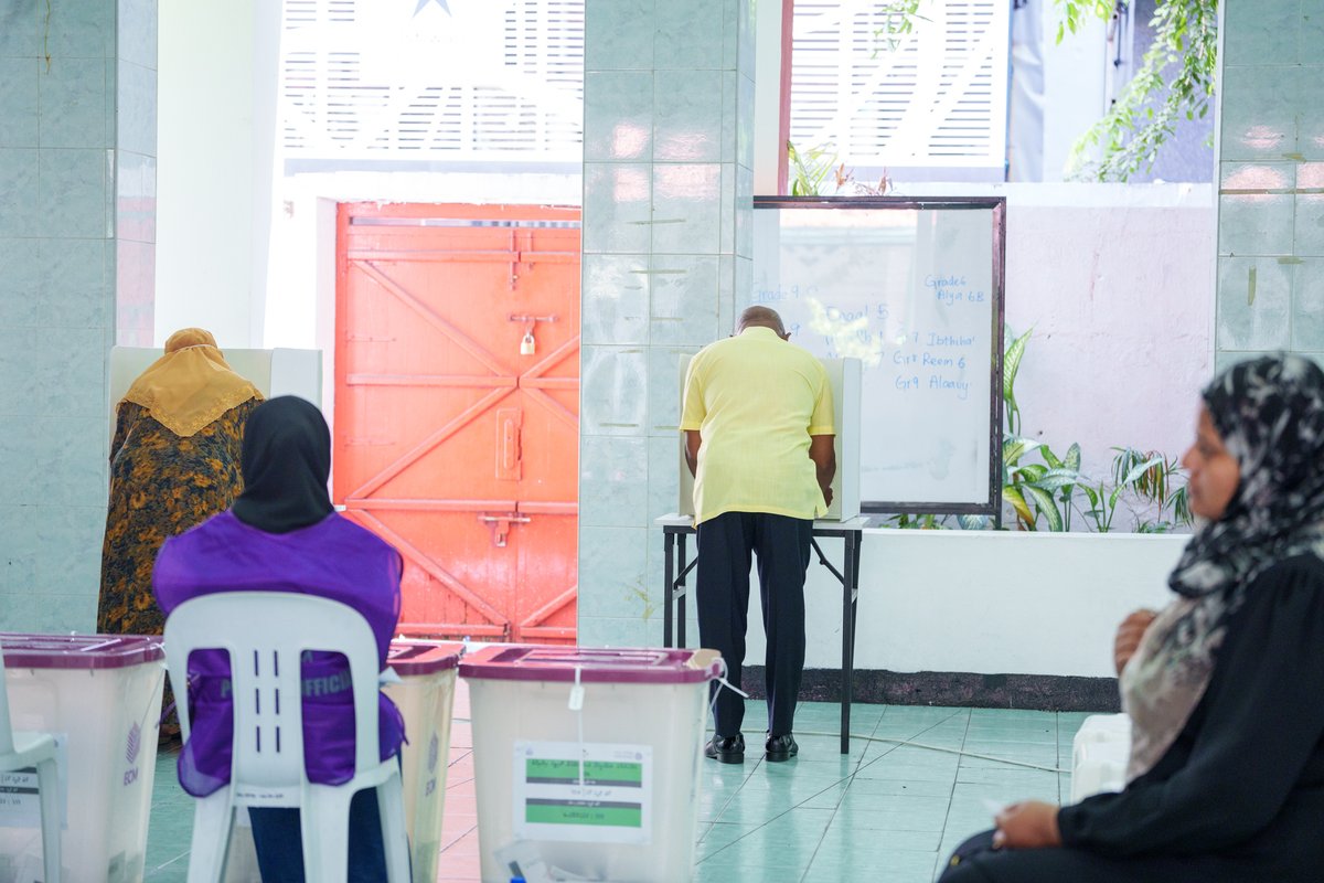 އެމްޑީޕީގެ ރައީސް ޢަބްދުﷲ ޝާހިދު ވޯޓުލައްވައިފި
Election Live Blog: voice.mv/47477