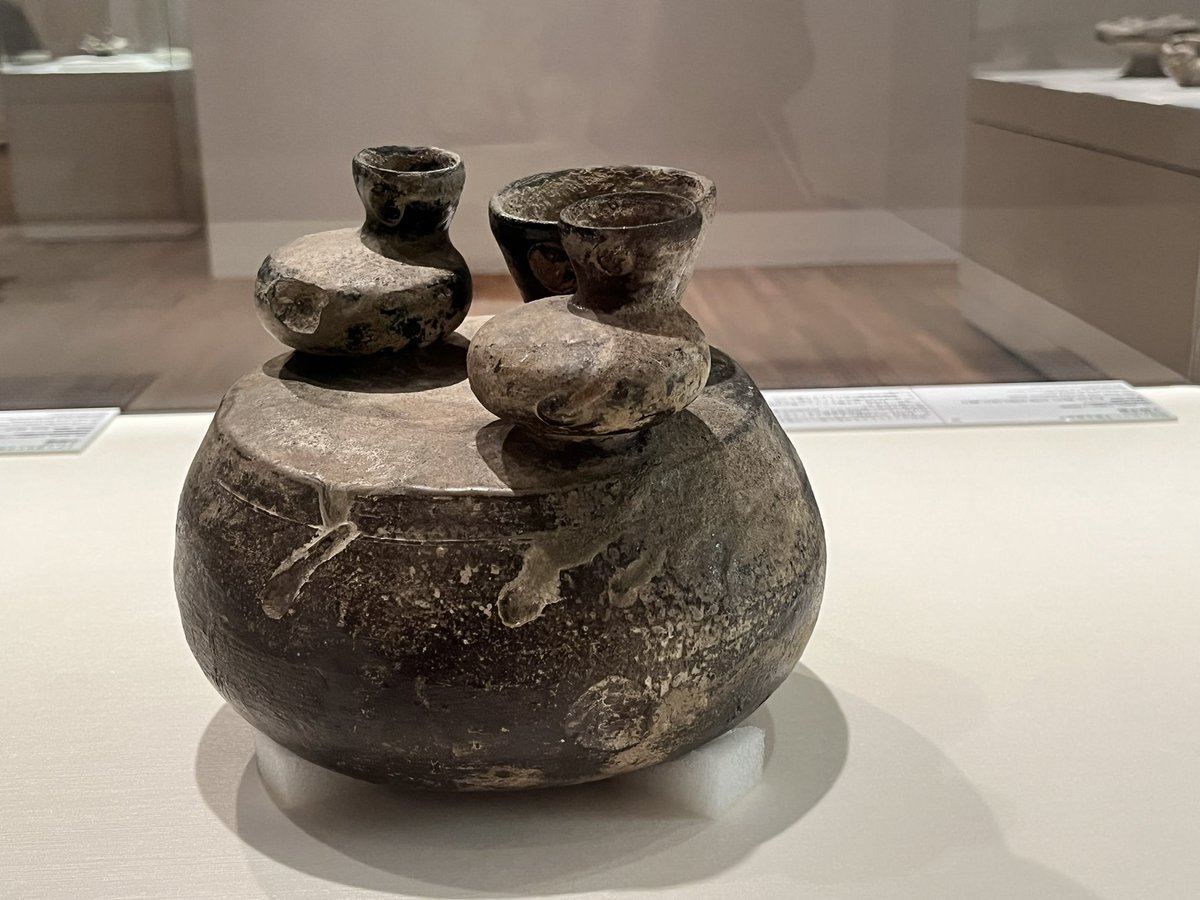 naousaffy's tweet image. 待って。
可愛いすぎんか、子持ち平瓶💕

水鳥の親子にしか見えん(いや平瓶)

#SUEKI
#兵庫陶芸美術館