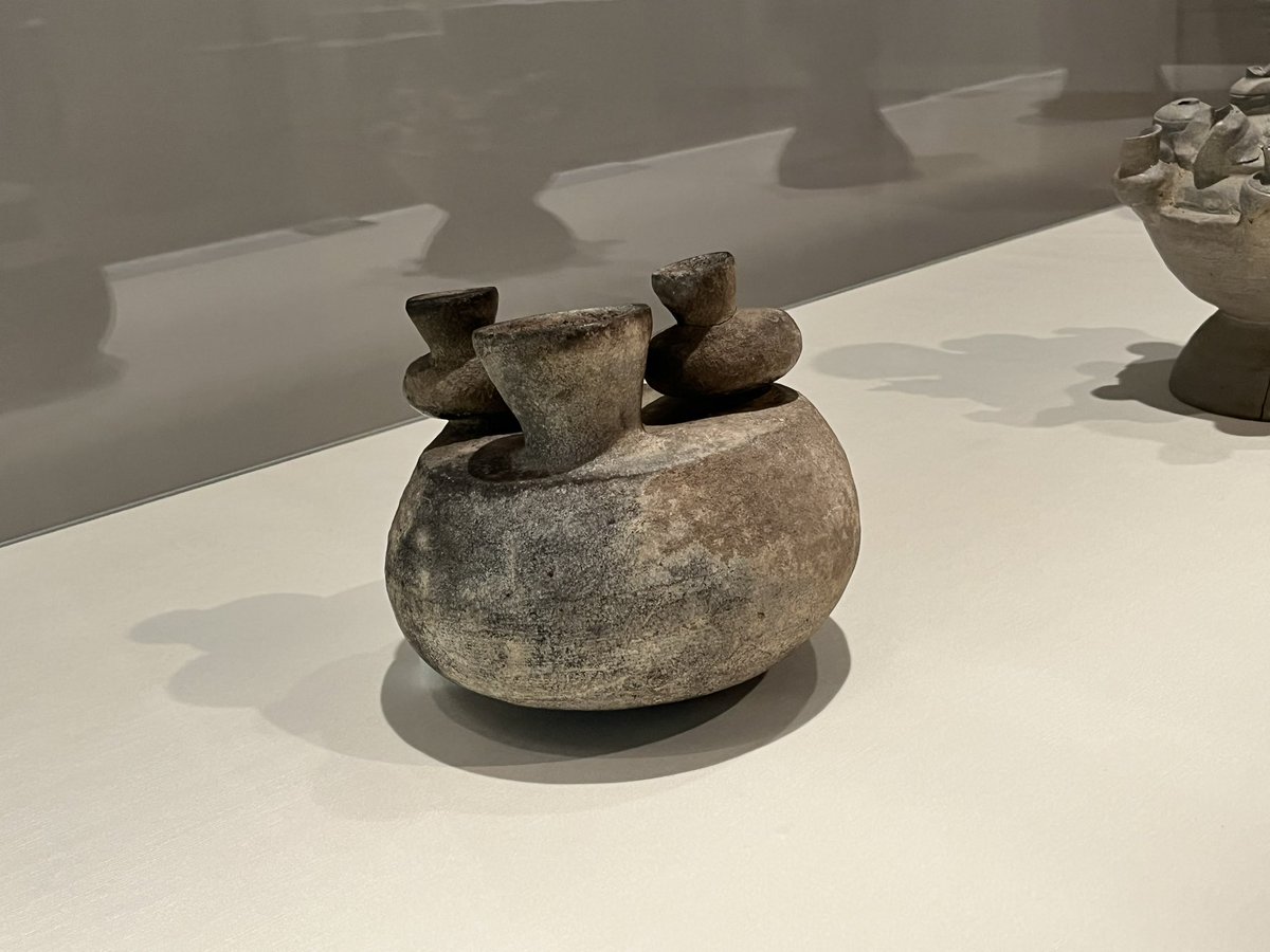 naousaffy's tweet image. 待って。
可愛いすぎんか、子持ち平瓶💕

水鳥の親子にしか見えん(いや平瓶)

#SUEKI
#兵庫陶芸美術館