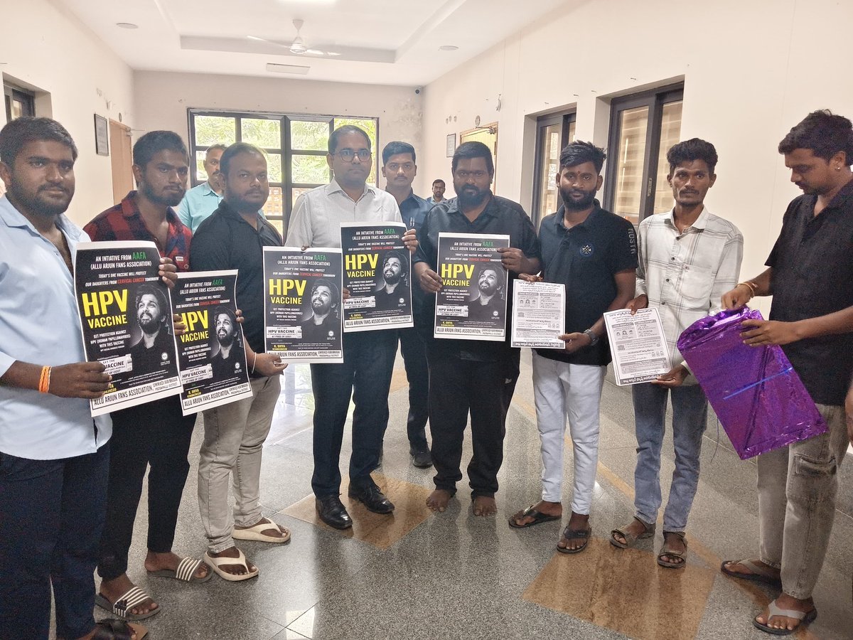 AAFAOnline's tweet photo. అల్లు అర్జున్ ఫ్యాన్స్ అసోసియేషన్ ఆధ్వర్యంలో  మహిళల్లో గర్భసంచి మరియు సర్వైకల్ క్యాన్సర్ నివారణ కోసం తీసుకోవలసిన  HPV వ్యాక్సిన్ యొక్క అవశ్యకత తెలియజేస్తుంది 14 సంవత్సరాల నిండిన బాలికలకు HPV వ్యాక్సిన్ తప్పకుండా వేయించుకోగలరు అని అవగాహన కల్పించే పోస్టర్ ని   అల్లు అర్జున్ ఫ్యాన్స్ అసోసియేషన్ తెలంగాణ ఉమ్మడి కరీంనగర్ జిల్లా జనరల్ సెక్రెటరీ కడమంచి శివ ఆధ్వర్యంలో ఈరోజు ముఖ్యఅతిథని పెద్దపల్లి జిల్లా కలెక్టర్ కోయ శ్రీ హర్ష చేతుల మీదుగా  పోస్టర్ ని   ఆవిష్కరణ చేయడం జరిగింది . ఇలాంటి మంచి కార్యక్రమం చేపట్టిన అల్లు అర్జున్ గారికి మరియు అల్లు అర్జున్ అభిమానులు అందరికీ ప్రత్యేక కృతజ్ఞతలు అని చెప్పారు అల్లు అర్జున్ గారి అభిమానులు సేవా కార్యక్రమాలు ముందు ఉండడం ఎంతో అభినందనీయమని  అలాగే కార్యక్రమంలో బొంకూరి మధు మనోజ్ అజయ్ మధు సాగర్ అభి  ప్రవీణ్ సాయి వెంకటేష్ శ్రీకాంత్ సురేష్  తదితరులు పాల్గొన్నారు#AAFASupportsHPVDrive
#HPVVaccine
#CervicalCancerAwareness
#SwasthNariViksitBharat