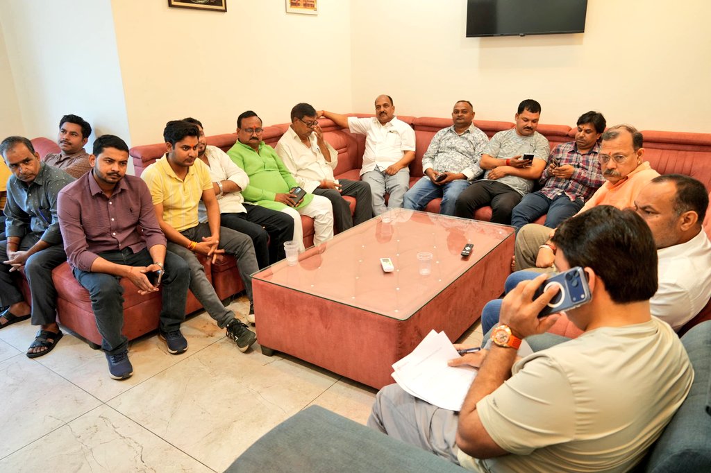 जनता दर्शन !!

जनता जनार्दन की समस्याओं के निराकरण हेतु प्रतिदिन की भांति आज पुनः देवरिया स्थित अपने जनसंपर्क कार्यालय/आवास "माँ सरस्वती सेवा सदन" पर जनता दर्शन में पधारे क्षेत्र के सम्मानित लोगों की समस्याएं सुन तत्काल समाधान का प्रयास किया, सभी का आशीर्वाद लिया, सेवा का प्रयास