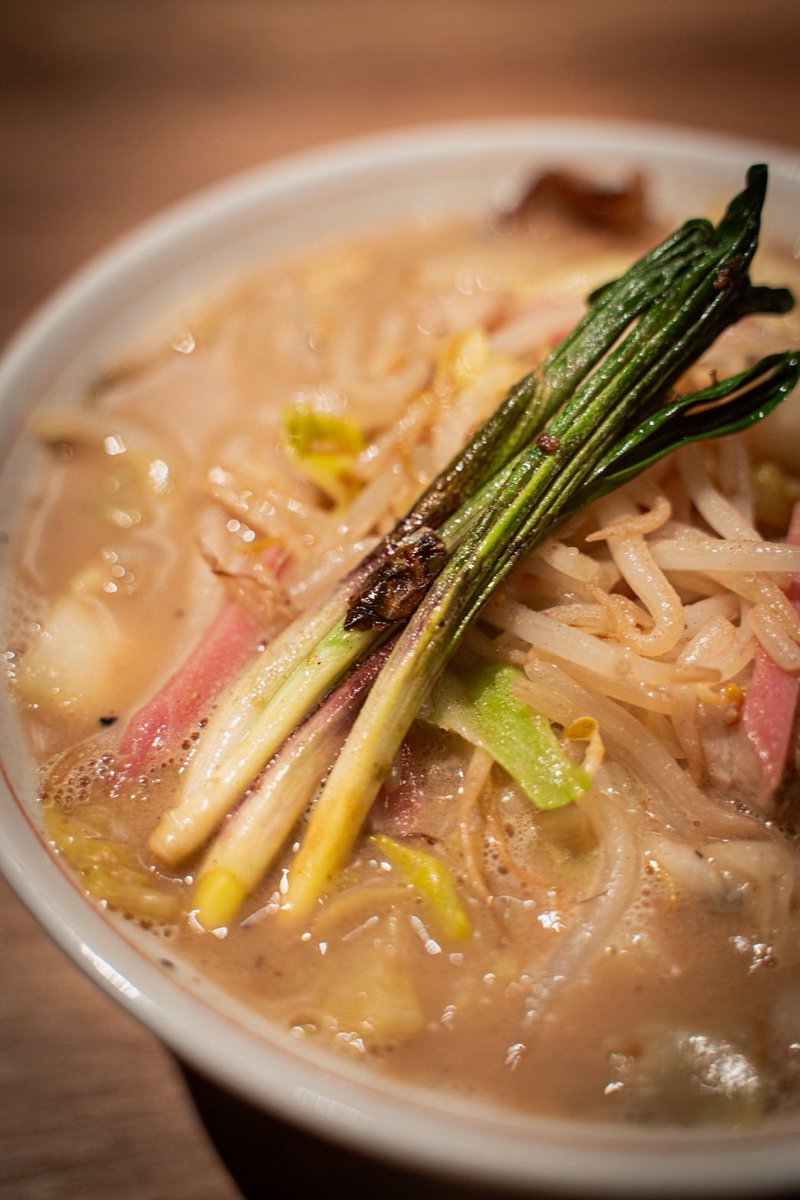 taiga_ramen_'s tweet photo. 【4月限定解禁のお知らせ】

「春の行者ニンニク豚骨タンメン」
¥1,600

春の山の恵み、解禁。

豚骨スープはもちろん、
野菜などの素材の旨味を活かした
あっさりとした塩仕上げ。

たっぷりの野菜の上に、
束で豪快に乗せた行者ニンニク。

豚骨のコクに、行者ニンニクの力強い香り。
この組み合わせ、抜群です。

一口目から広がる、旨みと香り。
でも重すぎない。最後まで飲み干せる一杯です。

“今しか食べられない味”