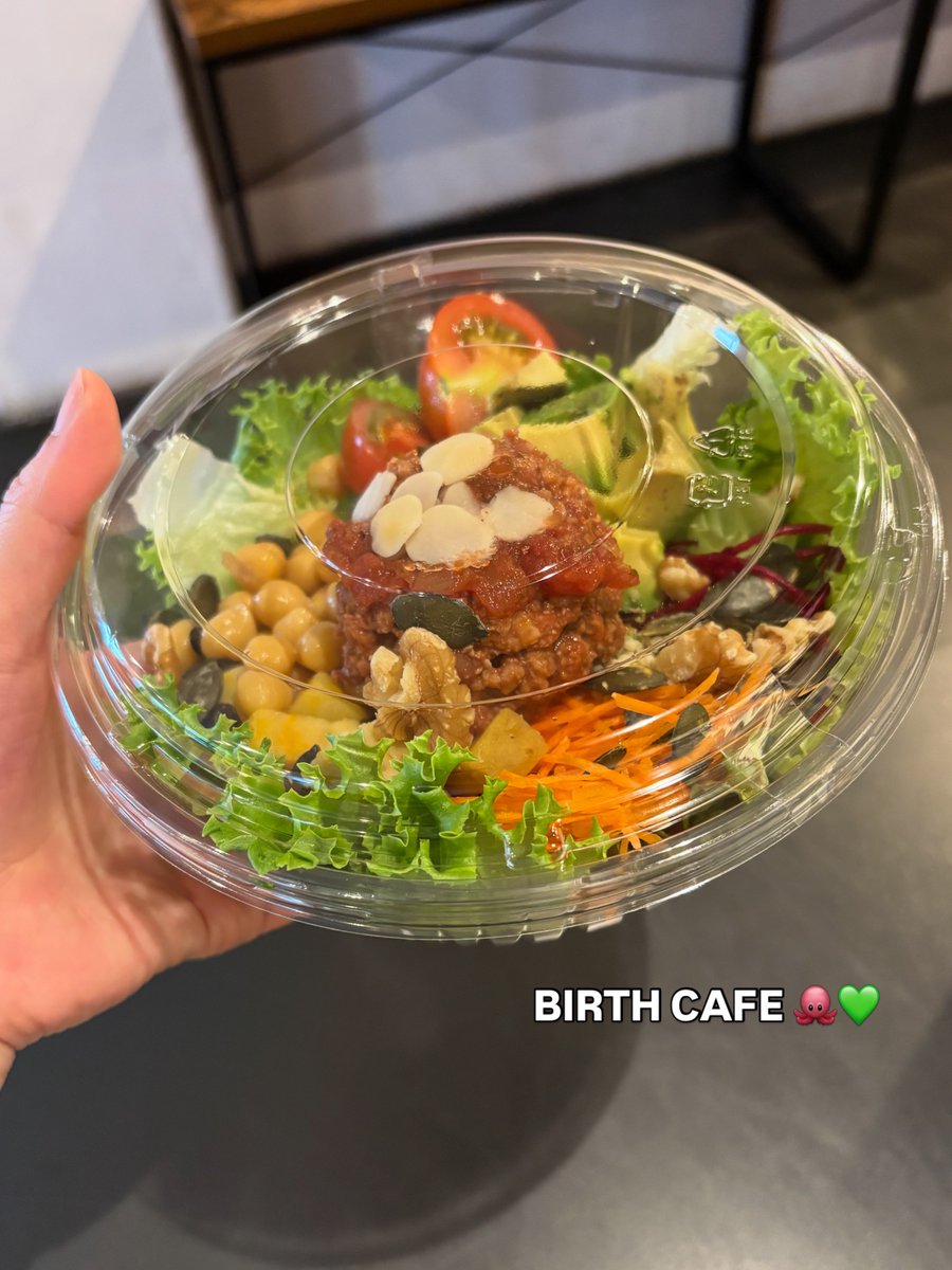 おはようございます( ˶˙ᵕ˙˶ )☀️

人気のソイタコブッダ🥗
11:30〜テイクアウトも可能です✨️

たっぷりの新鮮野菜に、
旨みたっぷりのソイタコミートをのせた
満足感のある一皿ですよ🌿.∘

お仕事の合間や、おうちランチにも
ぜひご利用ください~(´˘`＊)

#沖縄カフェ
#テイクアウトランチ