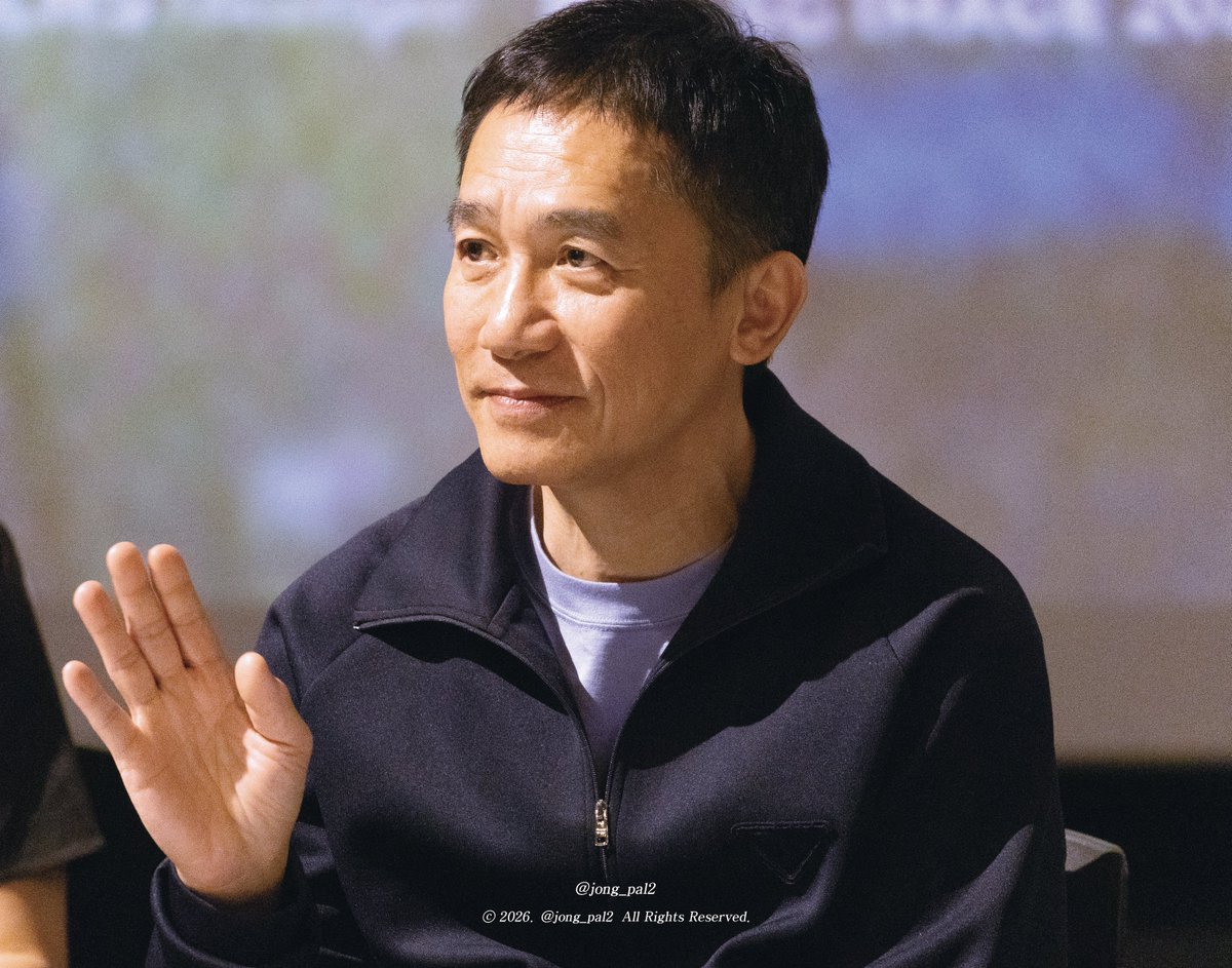 jong_pal2's tweet photo. 260403 #양조위 침묵의 친구 GV (4) 

👋

#梁朝偉 #tonyleung 
#침묵의친구 #SilentFriend https://t.co/dJahldHDJs