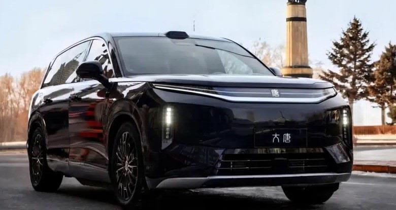 BYD'den 950 km menzilli dev SUV: Great Tang

BYD’nin yeni amiral gemisi Great Tang, 950 km’ye varan menzil, megavat düzeyinde hızlı şarj ve güçlü hibrit seçenekleriyle sahneye çıktı. Great Tang büyük boyutları ve lüks donanımıyla dikkat çekiyor. Mayıs’da Çin’de satışta olacak.