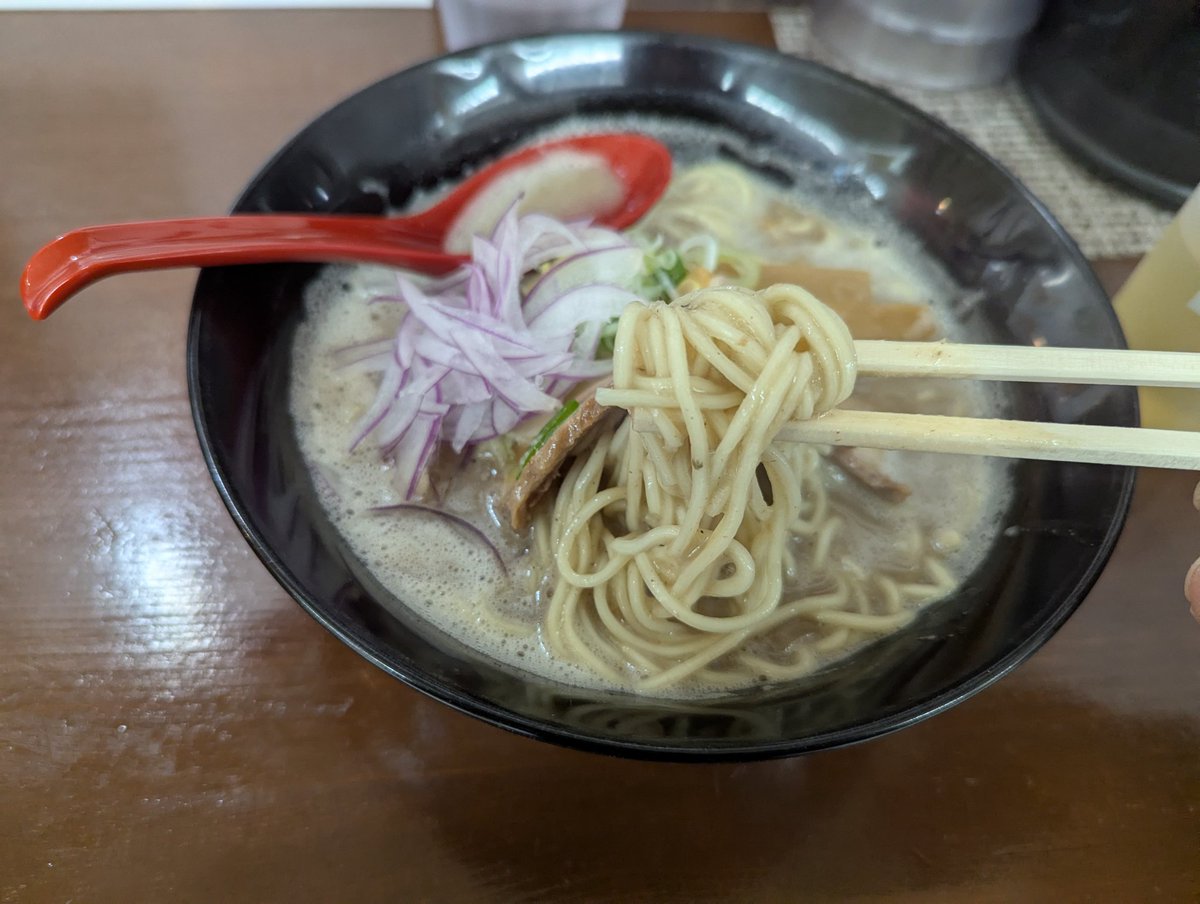 oImkTxX3oXk6Xco's tweet photo. 麺屋　コルトン
にぼタージュラーメン
味変でりんご酢！
コルトンさんごめんなさい、正直侮ってましたm(__)m

鶏豚白湯+煮干し（塩）+ポタージュ
私の舌が喜びました
滅茶苦茶美味い
りんご酢の味変もうま‼️
かけ過ぎ注意
次は濃厚煮干し（醤油）食べます！
んーポタージュ行っちゃうかも https://t.co/bEdFGEazS6