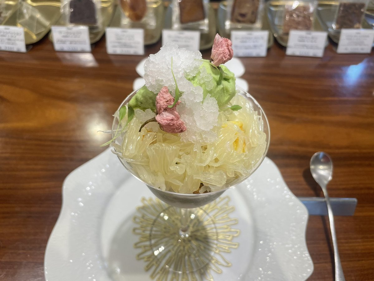 EMME WINE BAR 桜と文旦の春なパフェ
セルバチコのソルベ、最初ハーブ独特のえぐみを感じるけど、食べ進めるといいアクセントになってくる。文旦の苦味との相性がとても春らしい
百合根のソースはほんのり舌にざらつきを感じるのがよかった。各パーツにおける軽さと重さの役割がきれいに調和している。