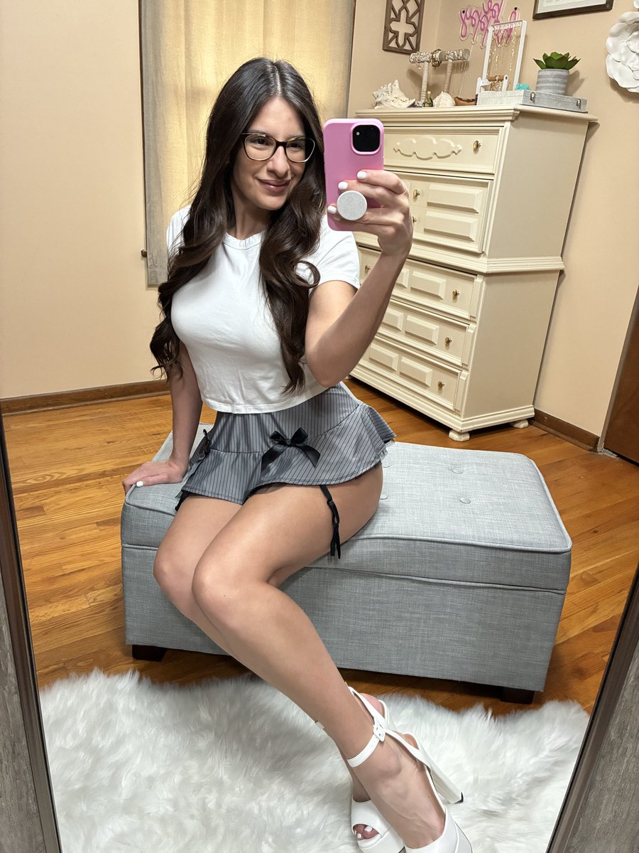 AngelInaraxoxo's tweet photo. Do you like my skirt? https://t.co/QA12xp3BGa