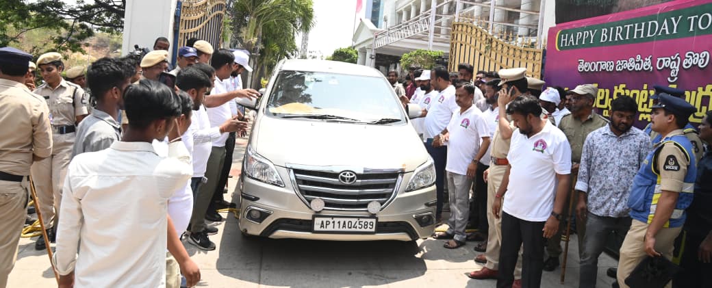 మూసీ ప్రాజెక్టుపై ఇవాళ్టి నుంచి బీఆర్ఎస్ విద్యార్థి విభాగం పోరుబాట

నేటి నుంచి ఈ నెల 14 వరకు మూసీ తీర ప్రాంతాల్లో బీఆర్ఎస్వీ బృందాల పర్యటన

మూసీ తీర ప్రాంతాల్లో పర్యటించనున్న 50 బృందాలు

ప్రజలను కలిసి అన్ని అంశాలు వివరించనున్న బీఆర్ఎస్వీ బృందాలు

ఈ కార్యక్రమంలో పాల్గొన్న