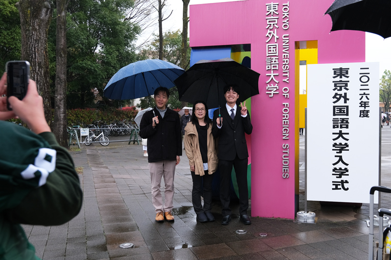 東京外国語大学, TUFS on X TOPIC ご入学おめでとうございます 2026年度入学式 本日4月4日 土 2026年度 東京外国語大学入学式を挙行しました 学部生792名 大学院生141名 計933名の入学が許可されました ご入学 誠におめでとうございます https