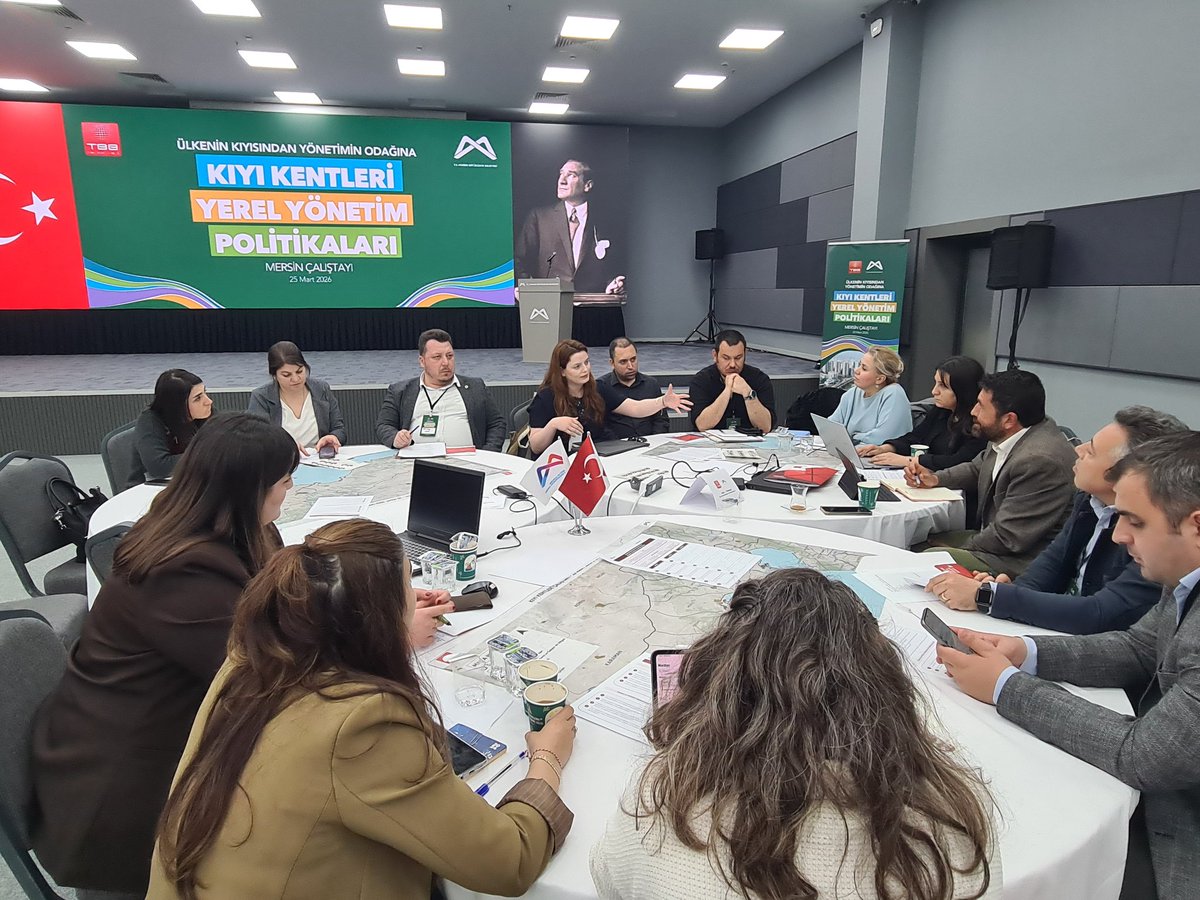 atolye01's tweet photo. Doç. Dr. Ulaş Bayraktar'ın kolaylaştırıcılığını üstlendiği Kıyının Kamu Yararına Kullanımı başlıklı masada "kıyıya erişim hakkı", "kıyı-kent ilişkisi", "kıyıların özelleştirilmesi", "kıyı kültürel mirası" ve benzeri konular üzerine tartışarak politika önerileri geliştirdik. https://t.co/bYQCD63wwe