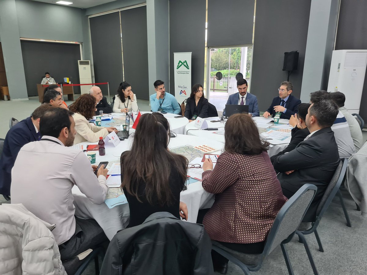 atolye01's tweet photo. Doç. Dr. Ulaş Bayraktar'ın kolaylaştırıcılığını üstlendiği Kıyının Kamu Yararına Kullanımı başlıklı masada "kıyıya erişim hakkı", "kıyı-kent ilişkisi", "kıyıların özelleştirilmesi", "kıyı kültürel mirası" ve benzeri konular üzerine tartışarak politika önerileri geliştirdik. https://t.co/bYQCD63wwe