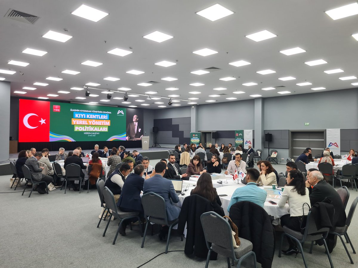 atolye01's tweet photo. Doç. Dr. Ulaş Bayraktar'ın kolaylaştırıcılığını üstlendiği Kıyının Kamu Yararına Kullanımı başlıklı masada "kıyıya erişim hakkı", "kıyı-kent ilişkisi", "kıyıların özelleştirilmesi", "kıyı kültürel mirası" ve benzeri konular üzerine tartışarak politika önerileri geliştirdik. https://t.co/bYQCD63wwe