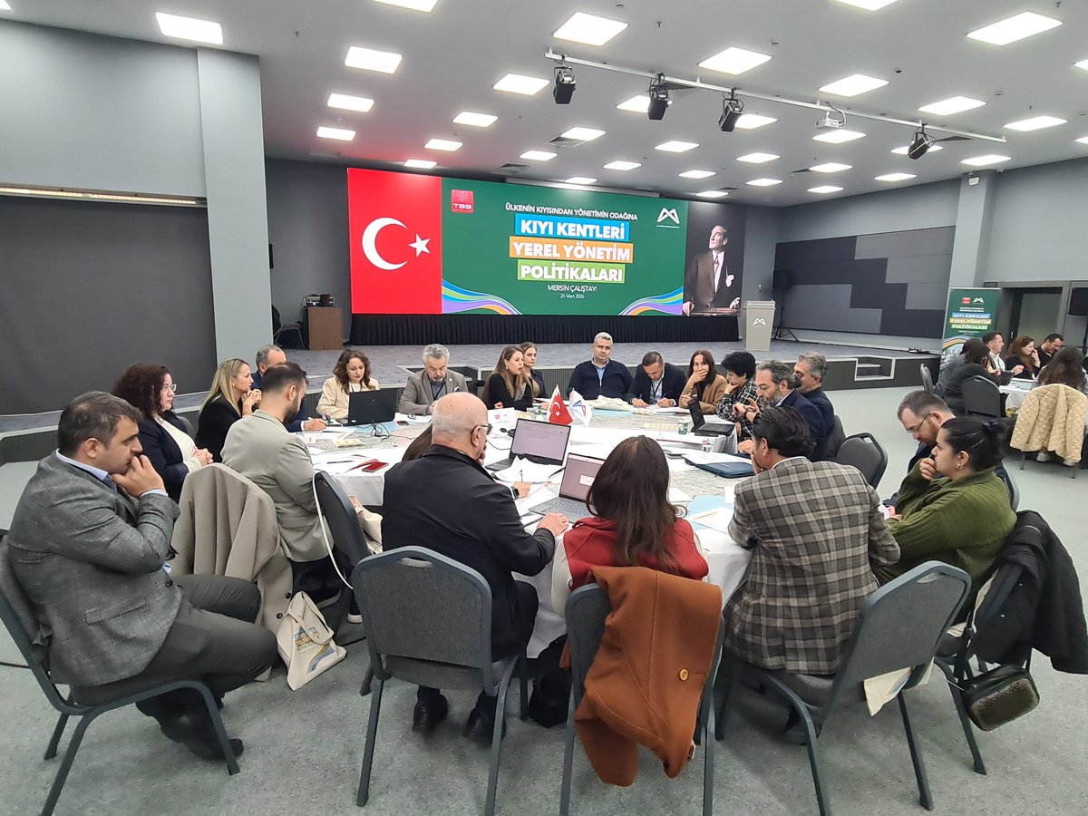 atolye01's tweet photo. Doç. Dr. Ulaş Bayraktar'ın kolaylaştırıcılığını üstlendiği Kıyının Kamu Yararına Kullanımı başlıklı masada "kıyıya erişim hakkı", "kıyı-kent ilişkisi", "kıyıların özelleştirilmesi", "kıyı kültürel mirası" ve benzeri konular üzerine tartışarak politika önerileri geliştirdik. https://t.co/bYQCD63wwe