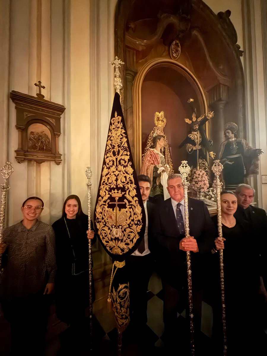 HdadSalutacion's tweet photo. Durante las jornadas del Jueves y Viernes Santo, como es tradición, nuestra Hermandad acompañó en su respectivas salidas procesionales a los hermanos de @SantaCruzMalaga y @servitasmalaga 

#CofradiasMLG https://t.co/rZ8hjhaq5U