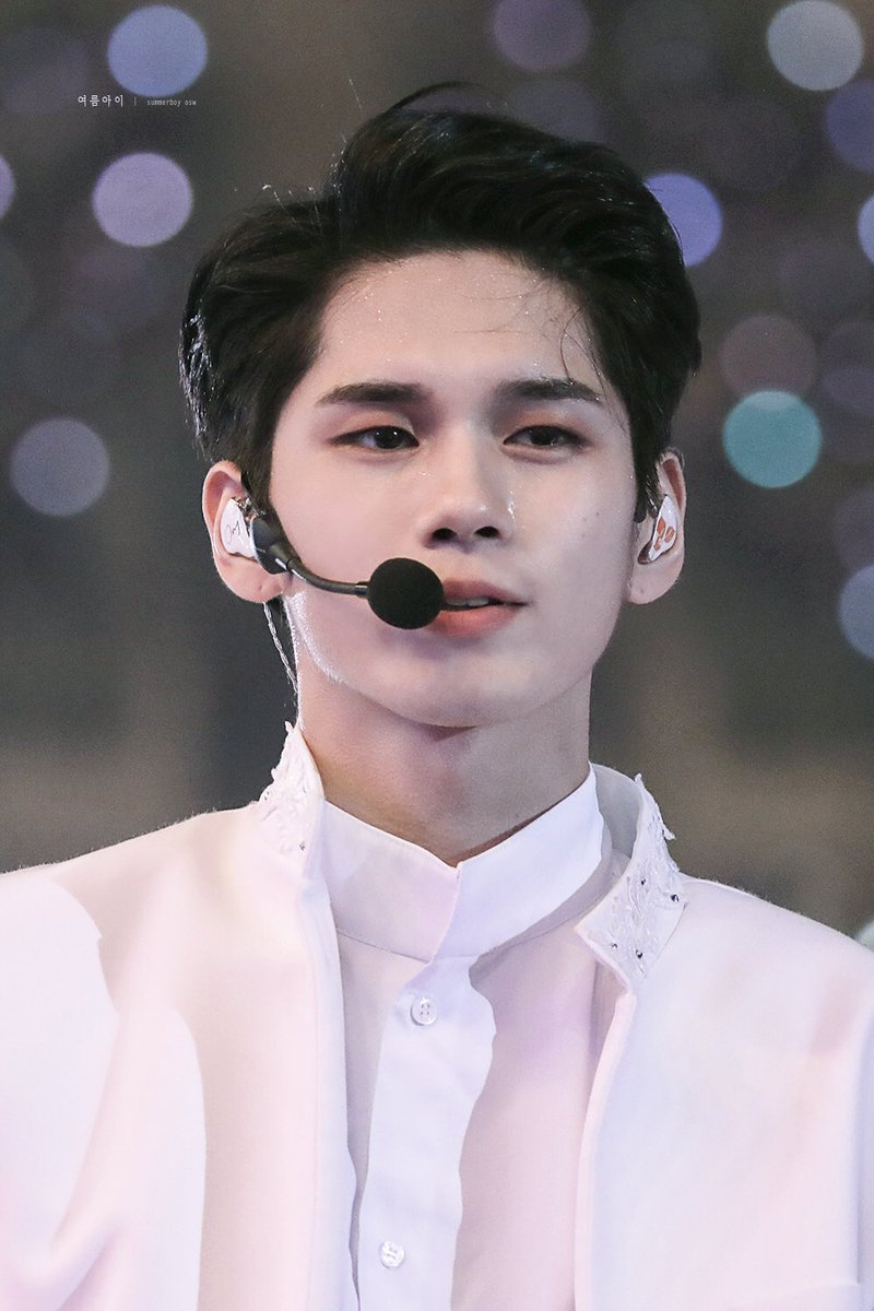 옹성우 얼굴 tweet media