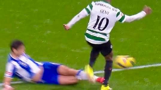 Andrefidalgo77's tweet photo. Até perguntaria qual é o critério desta jornada, mas o critério tem sido sempre a beneficiar o mesmo
(Só 1 destes lances deu falta 😂) https://t.co/urSfXwVH5O