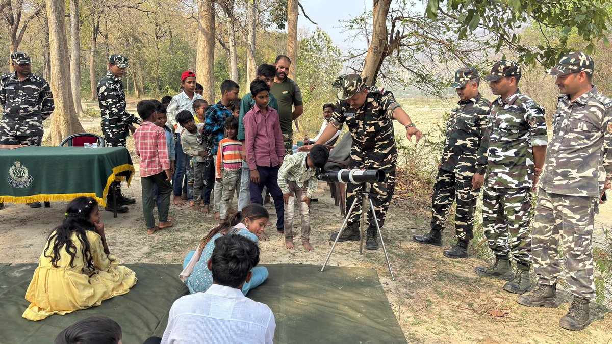9BnSSB_INDIA's tweet photo. स्थानीय बच्चों को टेलीस्कोप प्रशिक्षण के दौरान विज्ञान के प्रति जिज्ञासा एवं जागरूकता को प्रोत्साहित किया गया।
#SSB_INDIA
#SSBSHQGKP #SSBFTRLUCKNOW #ScienceAwareness
#Astronomy
#YoungMinds
#Learning
#Education
#Inspiration
#FutureIndia https://t.co/qQdlp52u0O